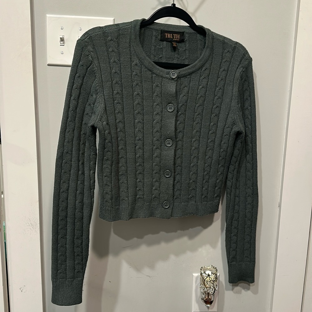 Slight cropped thick sweater